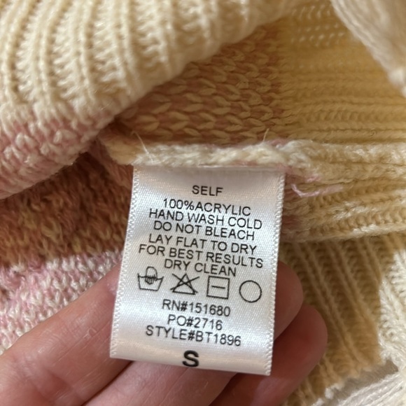 Storia Cropped Sweater. Nearly NEW!  Size Small.  Distressed - Picture 10 of 10